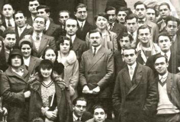 1 vue  - 32. 1930-1931. Henri Gaussen au milieu de ses étudiants de PCN (détail du cliché 242 J 352 32). (ouvre la visionneuse)