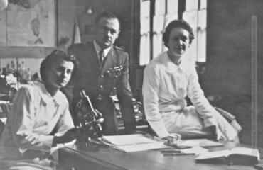 1 vue  - 44.1939 (6.12). Henri Gaussen avec ses collaboratrices Geneviève Dubois (à gauche) et Odette Bordères au Laboratoire de botanique, Toulouse (cliché ?). (ouvre la visionneuse)