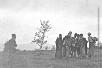 1 vue 120 a. 1935 (12.5). Herborisation à Ausseing (Comminges) - H. Gaussen au centre, Melle F. Flous à droite (cliché ?).