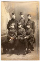 2 vues  - Portrait d\'un groupe de militaires autour d\'Henri Gaussen (53e Régiment de ligne de Perpignan). - 1914. (ouvre la visionneuse)