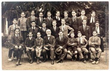 2 vues  - Lycée de Foix : portrait de groupe (avec Henri Gaussen, professeur de physique agrégé). - 1919-1920. (ouvre la visionneuse)