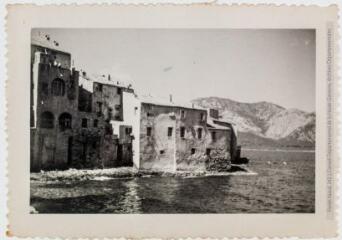 2 vues - Corse : maisons de bord de mer. - 20-29 mai 1949. - Photographie (ouvre la visionneuse)