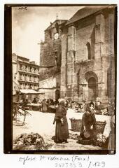 1 vue  - Foix : le marché devant l\'église Saint-Volusien. - [vers 1900]. - Photographie (ouvre la visionneuse)