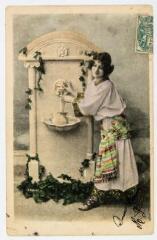 2 vues [Scène représentant une jeune femme remplissant sa cruche d'eau à la fontaine] / cliché Henri Manuel. - [s.l] : [s.n], [entre 1900 et 1904]. Carte postale