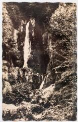 2 vues  - 8. Melles (Haute-Garonne) : sérail : cascade de Melles / photographie R. Durand. - Albi : éditions Narbo, [entre 1930 et 1950]. - Carte postale (ouvre la visionneuse)