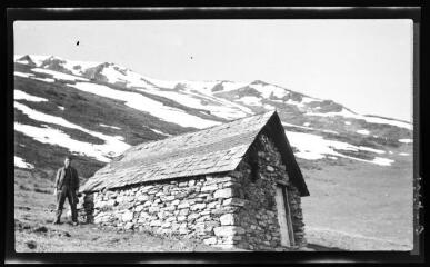 1 vue Cabane de Sasparède à réparer (Garin). - 23 mars 1948. - Photographie