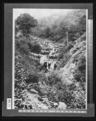 3 vues  - Vue d\'ensemble de seuils rustiques éxécutés en 1905 / photographie Sulzlée. - 4 septembre 1912. - Photographie (ouvre la visionneuse)