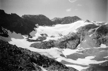 1 vue Vue générale en montant au col de l'Artigue dans la forêt communale d'Argut-Dessus. - 14 août 1952. - Photographie