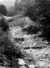 1 vue Torrent de la lit : vues des barrages n°1 et 3 et du contre-barrage au pied de ce dernier / photographie Bauby. - 15 septembre 1902. - Photographie