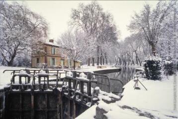 5 vues  - Ayguevives : l\'écluse du Sanglier (sous la neige, hiver 2006). (ouvre la visionneuse)
