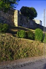 9 vues Avignonet-Lauragais (intérieur village) : les remparts, la statue du croisé, une stèle.