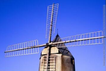 8 vues  - Montbrun-Lauragais : le moulin. (ouvre la visionneuse)