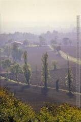 8 vues  - Saint-Félix-Lauragais (secteur de) : paysages dans la brume, éoliennes. (ouvre la visionneuse)