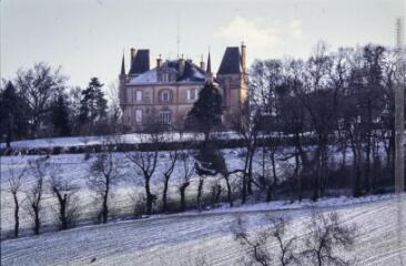 5 vues  - Seyre : champs de blé et tournesols aux alentours. Le château en hiver (neige). (ouvre la visionneuse)