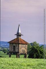 2 vues  - Montgey : hameau d\'Auvezines (patrimoine) : pigeonnier, stèle de la bataille de Montgey. (ouvre la visionneuse)