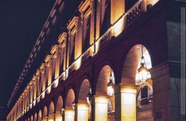 4 vues  - Place du Capitole : les arcades : en nocturne, les cafés, les peintures de Moretti. (ouvre la visionneuse)