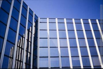 3 vues  - Labège-Innopole : façade d\'un immeuble de bureaux. (ouvre la visionneuse)