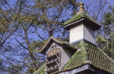 1 vue  - Commune non précisée : toiture avec lucarne et lanternon. (ouvre la visionneuse)