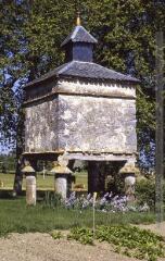 1 vue  - Commune non précisée : tour carrée sur quatre piliers, toit en ardoise, lanternon. (ouvre la visionneuse)