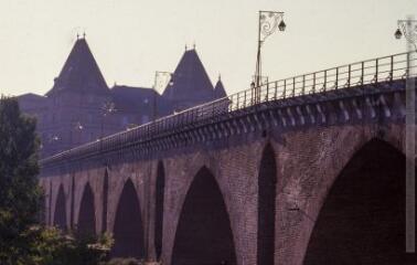 10 vues  - Pont-Vieux : le quartier et le pont au coucher du soleil. (ouvre la visionneuse)