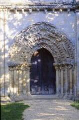 4 vues  - Blasimon : portail ouest de l\'église Saint-Nicolas. (ouvre la visionneuse)