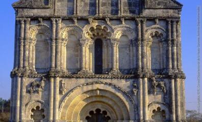 4 vues  - Petit-Palais-et-Cornemps : façade ouest de l\'église Saint-Pierre. (ouvre la visionneuse)