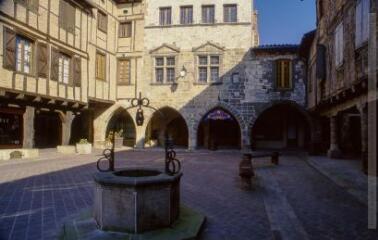 2 vues  - Castelnau-de-Montmiral : place médiévale des arcades. (ouvre la visionneuse)
