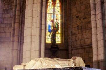 1 vue  - Uzeste : dans la collégiale : gisant du pape Clément V. (ouvre la visionneuse)