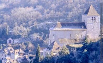 4 vues  - L\'église fortifiée et les ruines du château fort. (ouvre la visionneuse)