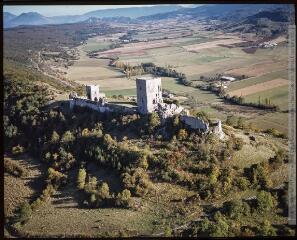 4 vues - Puivert, Aude : [vue générale du village (12) et vue rapprochée du château cathare (13-15)]. - entre 1974 et 1980. - Photographie (ouvre la visionneuse)