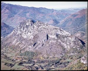 1 vue  - Arignac, Ariège : vue du roc du Sédour. - octobre 1980. - Photographie (ouvre la visionneuse)