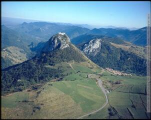 3 vues  - Montségur, Ariège : vue générale du château. - entre juillet 1975 et octobre 1980. - Photographie (ouvre la visionneuse)