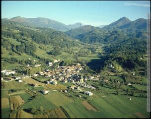 1 vue - Oust, Ariège : [vue générale du village]. - septembre 1976. - Photographie (ouvre la visionneuse)