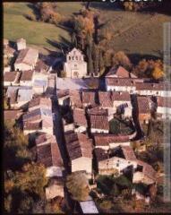 1 vue - Teilhet, Ariège : gros plan sur l\'église fortifiée. - septembre 1974. - Photographie (ouvre la visionneuse)