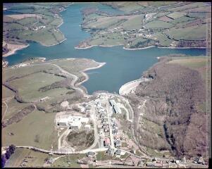 2 vues - Pont-de-Salars, Aveyron : vue sur le lac, la cité du lac et le barrage. - entre mai et septembre 1977. - Photographie (ouvre la visionneuse)
