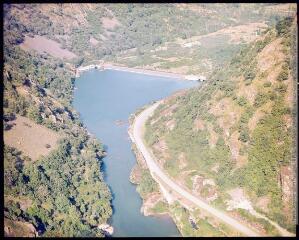 1 vue  - Fos : [vue rapprochée sur le barrage hydraulique]. - septembre 1977. - Photographie (ouvre la visionneuse)