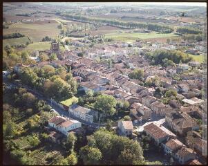 1 vue - Montgiscard : [vue générale du village]. - octobre 1980. - Photographie (ouvre la visionneuse)