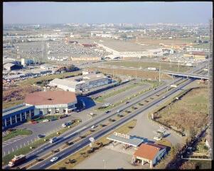 3 vues  - Portet-sur-Garonne : vue sur la RN 20 et le centre commercial Carrefour (189), vue sur l\'usine municipale des eaux de Toulouse (station de Clairfont) (190) et [vue sur la Garonne (191)]. - entre septembre 1975 et septembre 1977. - Photographie (ouvre la visionneuse)