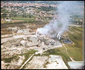 1 vue - Saint-Gaudens : [vue sur l\'usine à papier]. - septembre 1977. - Photographie (ouvre la visionneuse)
