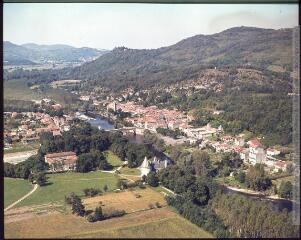 1 vue - Saint-Martory : [vue sur le village]. - juin 1980. - Photographie (ouvre la visionneuse)
