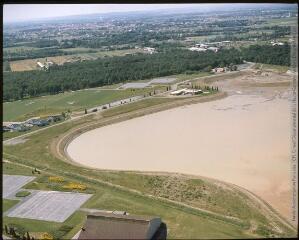 2 vues  - Toulouse : [vue générale sur le lac de la base de sports et de loisirs la Ramée]. - juin 1980. - Photographie (ouvre la visionneuse)