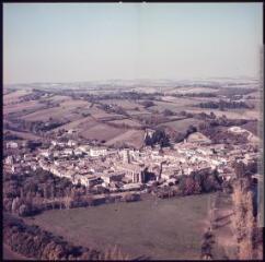 1 vue Lombez, Gers : vue générale avec la cathédrale Sainte-Marie au centre. - mai 1975. - Photographie