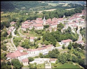 2 vues - Montesquiou, Gers : [vue générale sur le village]. - octobre 1980. - Photographie (ouvre la visionneuse)