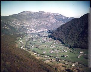 1 vue - Adour, vallée de l\', Hautes-Pyrénées : [vue générale]. - entre 1975 et 1977. - Photographie (ouvre la visionneuse)