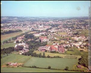 1 vue - Graulhet, Tarn : vue sur les mégisseries en amont de la ville. - juin 1976. - Photographie (ouvre la visionneuse)
