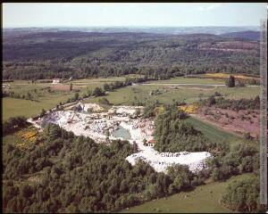 2 vues  - Sidobre, massif du, Tarn : vue sur les carrières de granit près du lac de Merle. - juin 1976. - Photographie (ouvre la visionneuse)