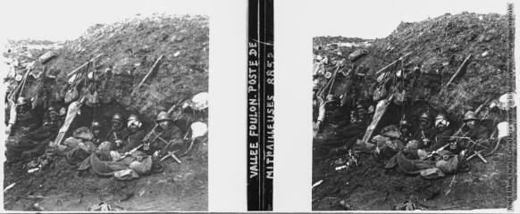 2 vues  - Vallée Foulon : poste de mitrailleuses. 8852. - [entre 1914 et 1918]. - Photographie (ouvre la visionneuse)