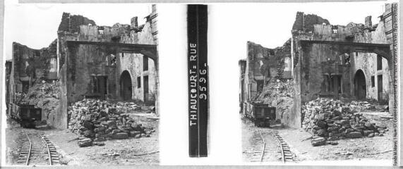 2 vues  - Thiaucourt : rue. 9596. - [entre 1914 et 1918]. - Photographie (ouvre la visionneuse)