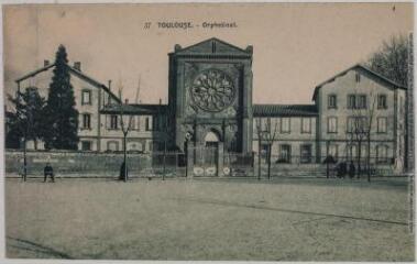 2 vues  - 37. Toulouse. Orphelinat. - Toulouse : Querrois Mayerhofer et compagnie, [entre 1920 et 1950]. - Carte postale (ouvre la visionneuse)