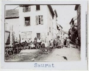 1 vue - Saurat : [portrait du groupe de cyclistes dans le village]. (ouvre la visionneuse)